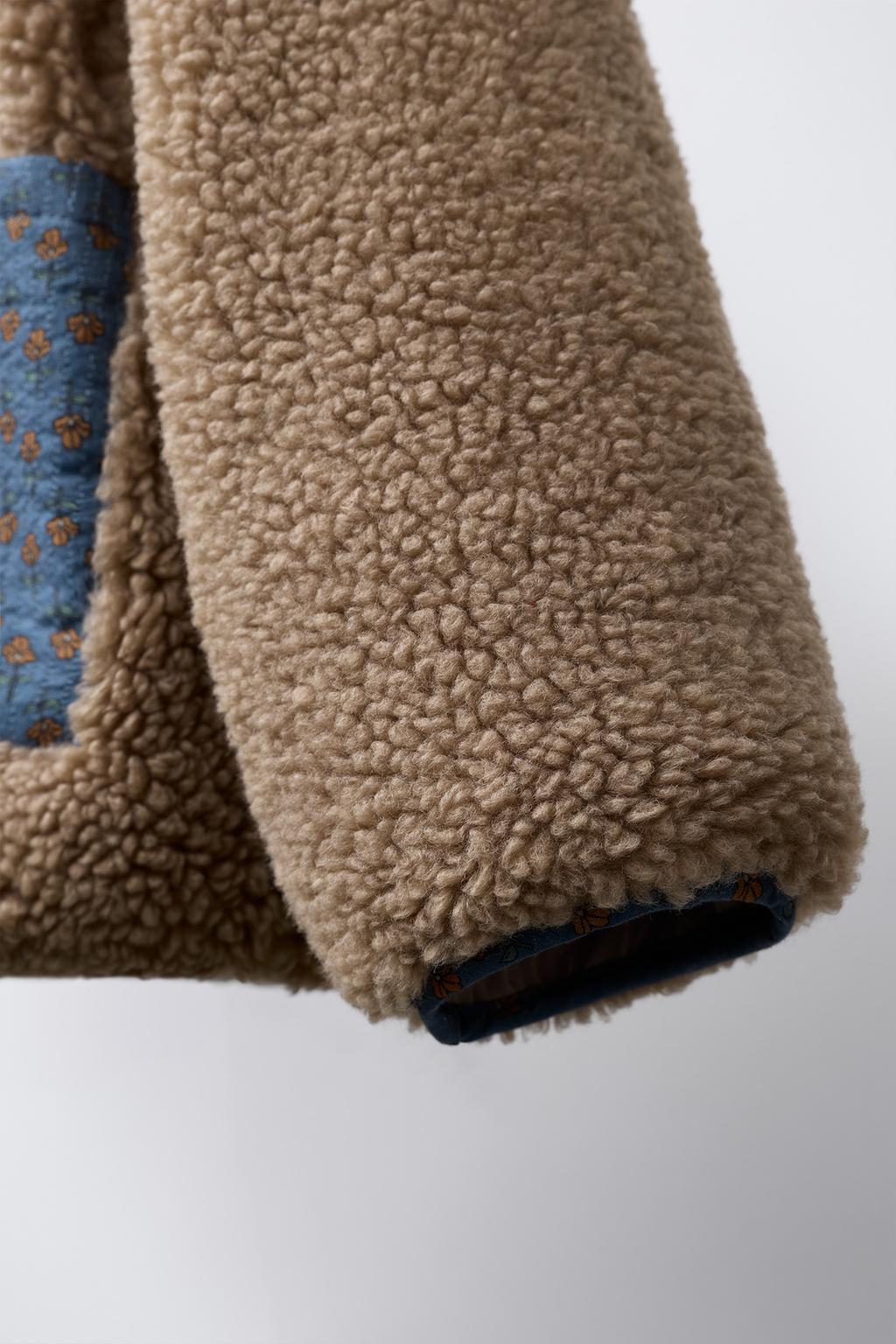 КУРТКА ИЗ ИСКУССТВЕННОЙ ОВЧИНЫ С ЦВЕТОЧНЫМ ПЭЧВОРКОМ