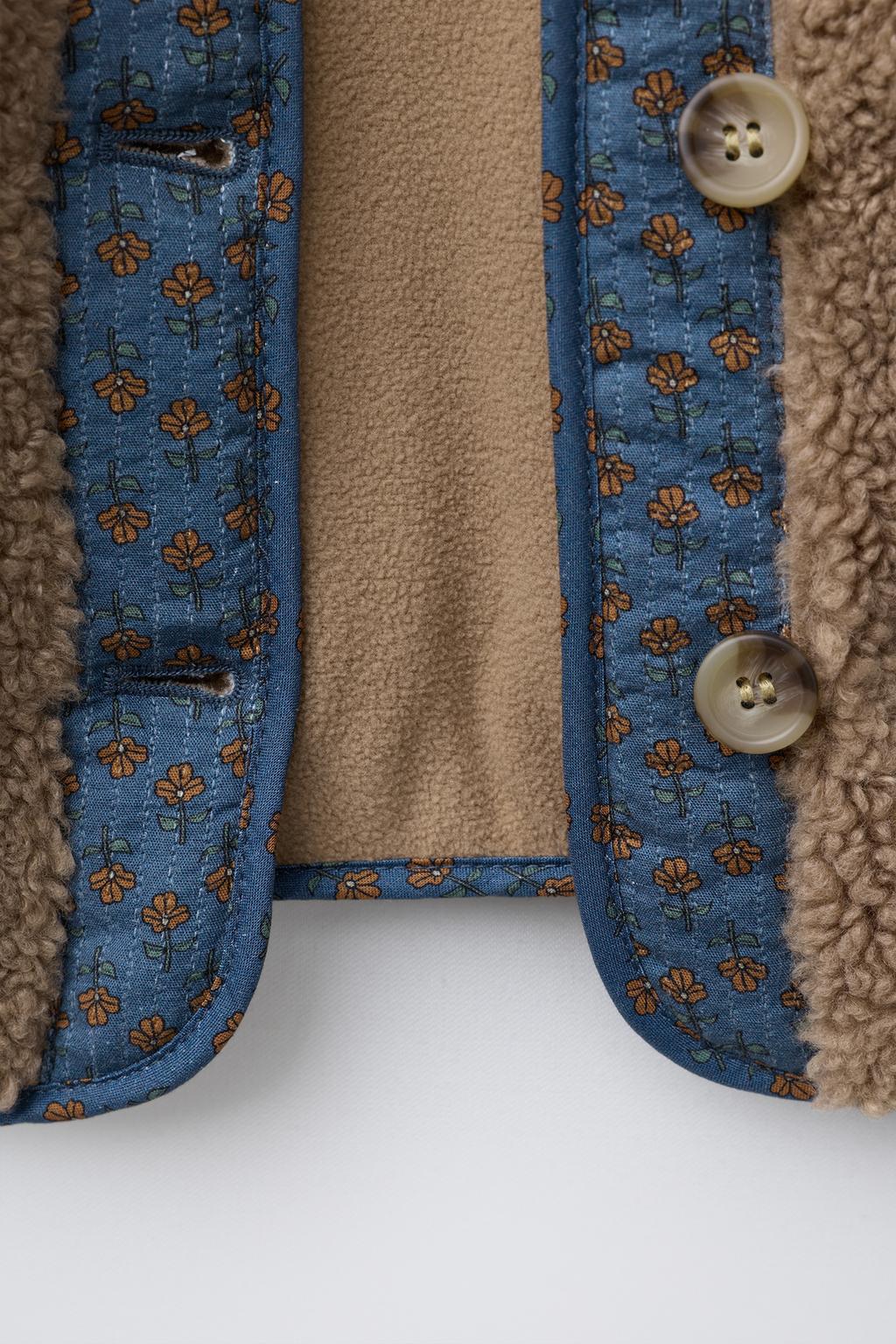 КУРТКА ИЗ ИСКУССТВЕННОЙ ОВЧИНЫ С ЦВЕТОЧНЫМ ПЭЧВОРКОМ