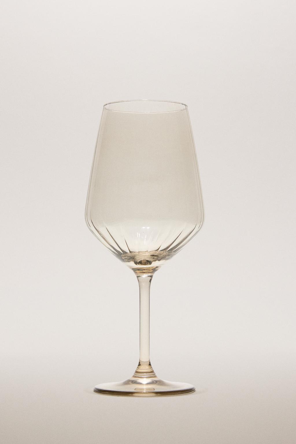 Винный бокал с рельефным узором