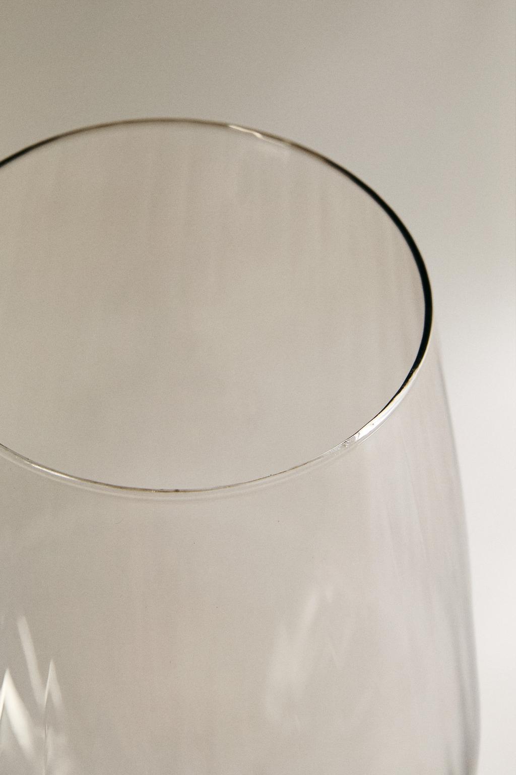 Винный бокал с рельефным узором