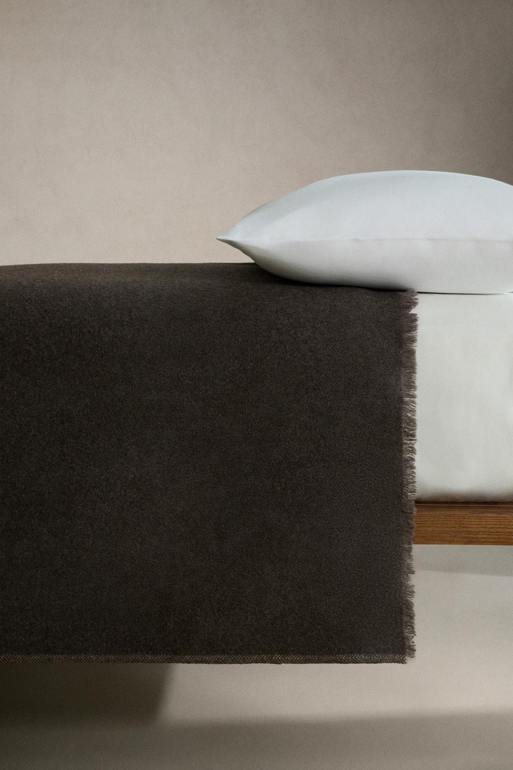 Покрывало из шерсти с рисунком шеврон и бахромой