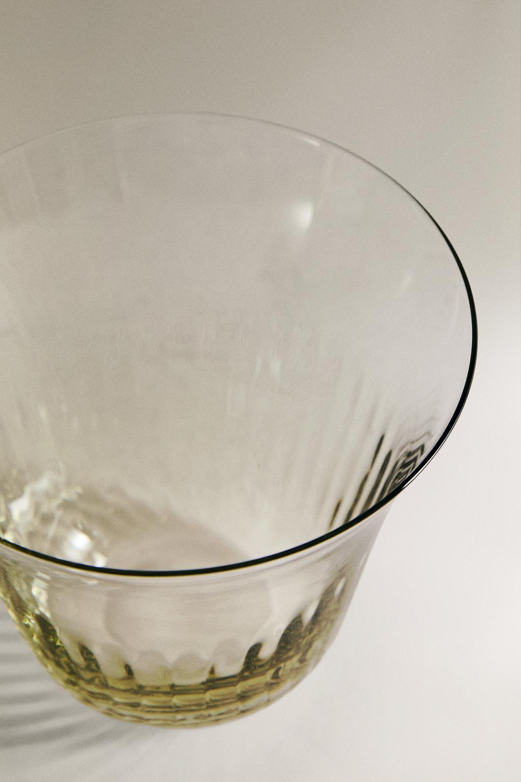 Прозрачный стакан из стекла