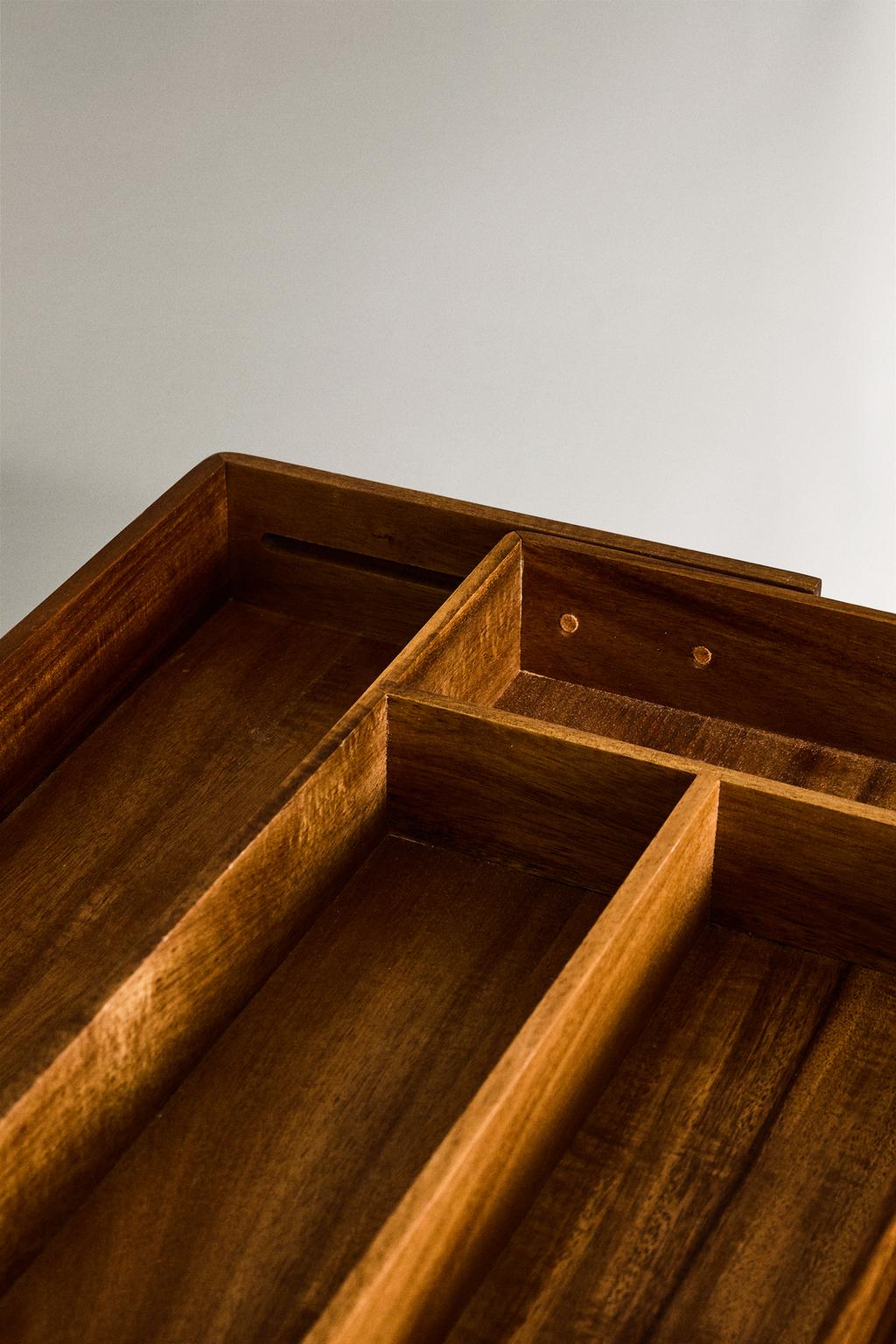 Расширяемый деревянный лоток для столовых приборов