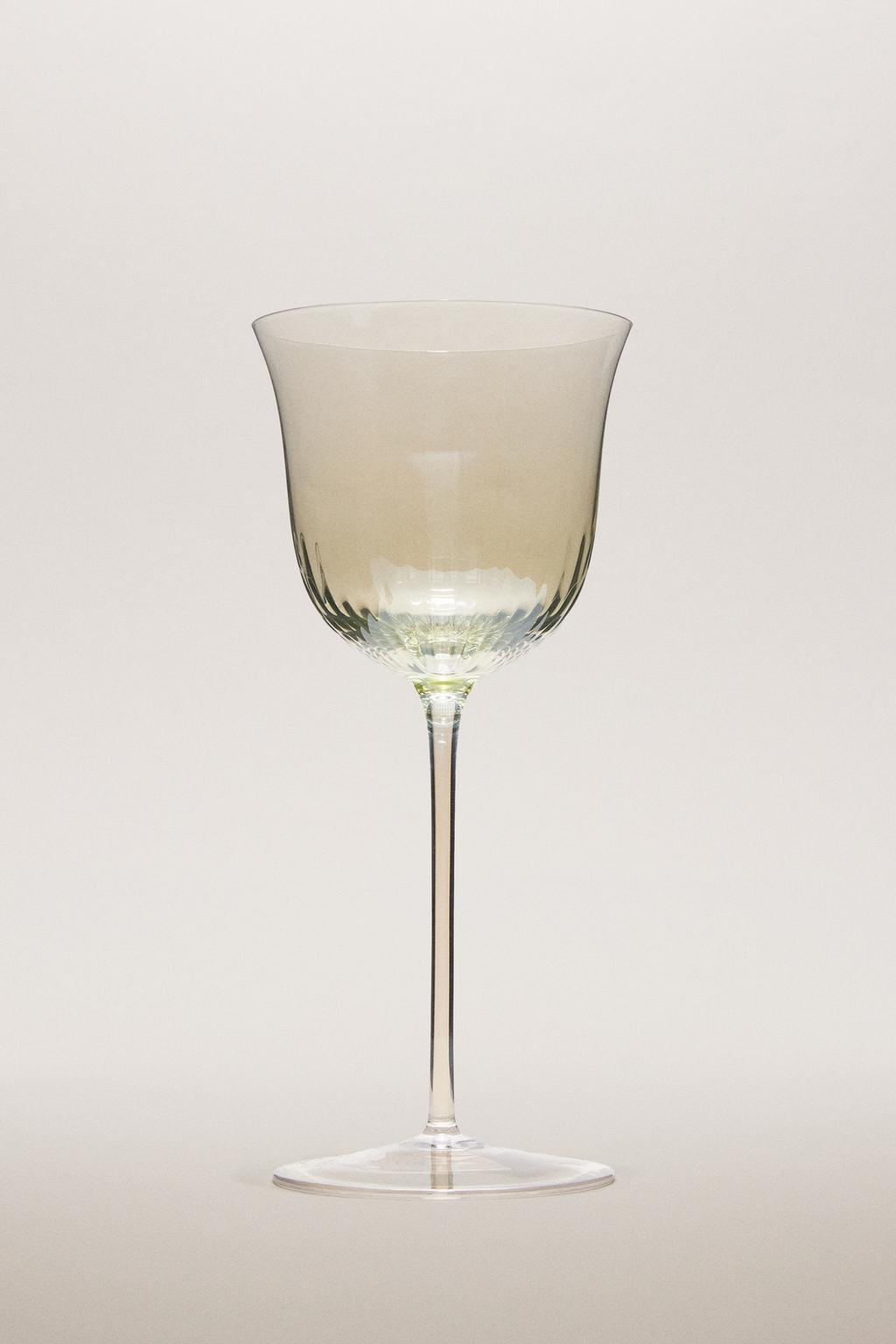 Прозрачный бокал для вина