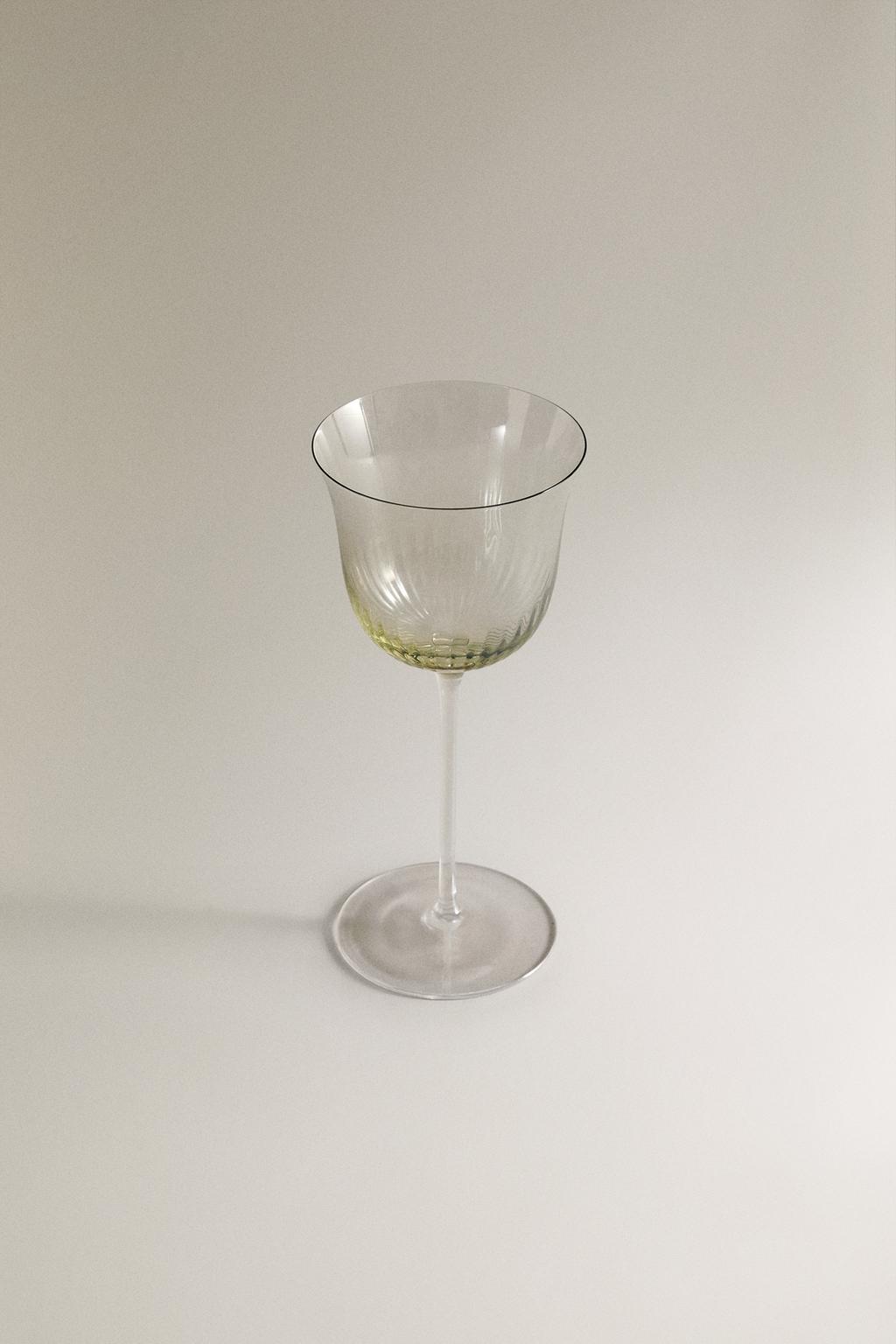 Прозрачный бокал для вина