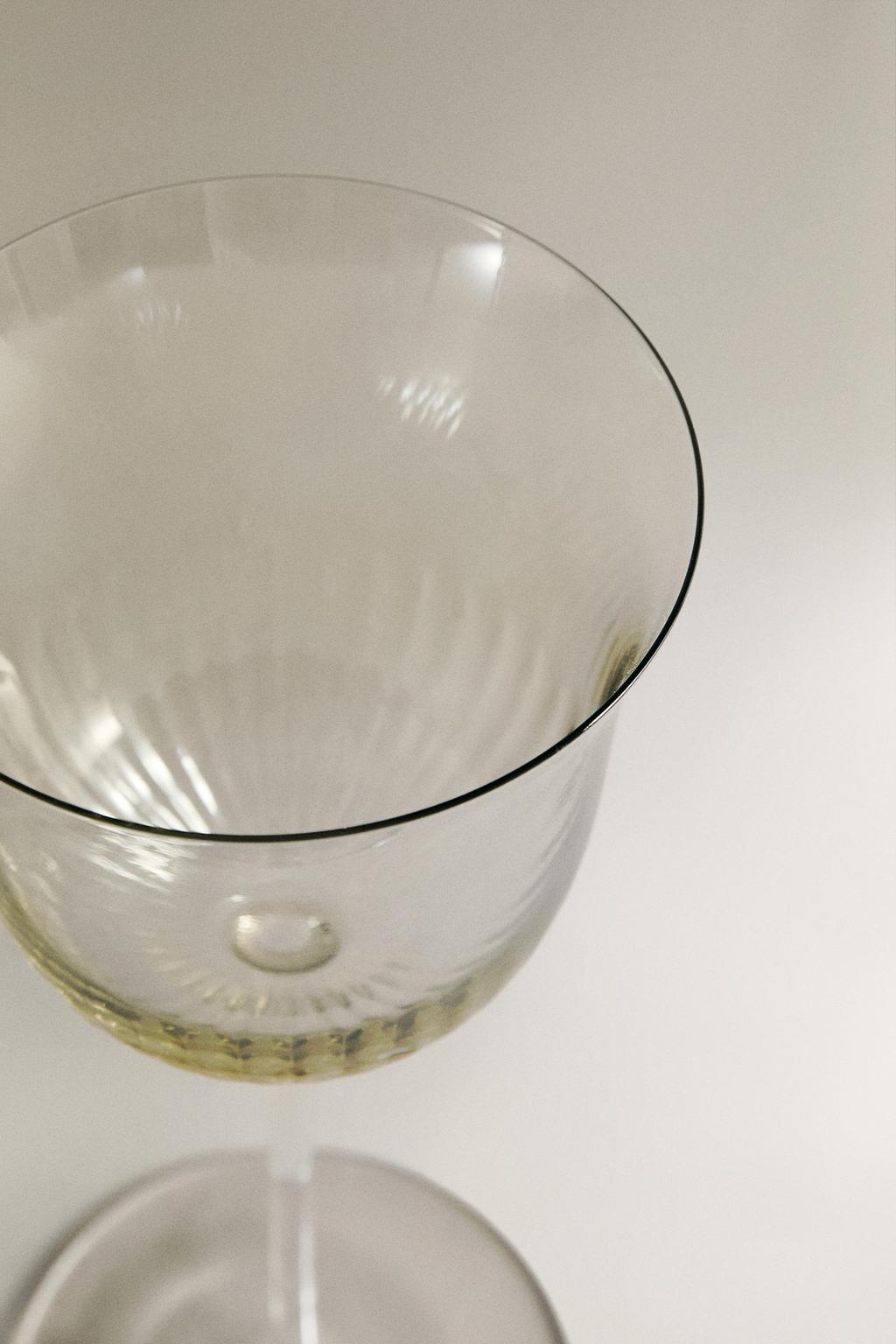 Прозрачный бокал для вина