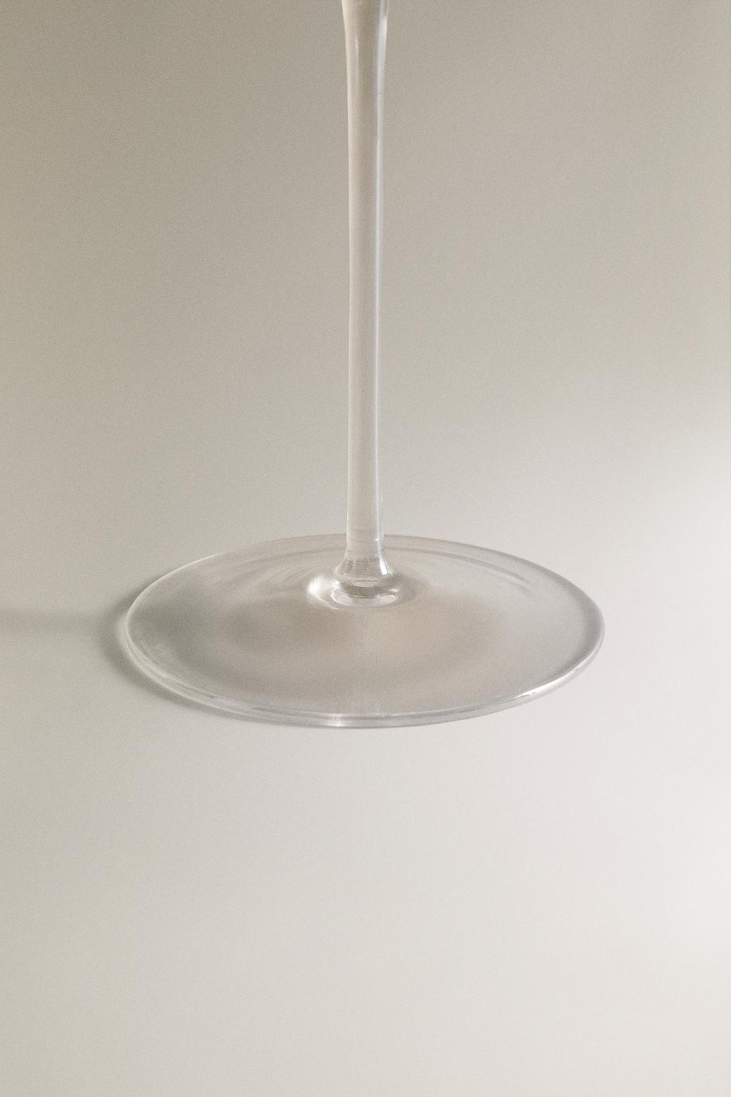 Прозрачный бокал для вина