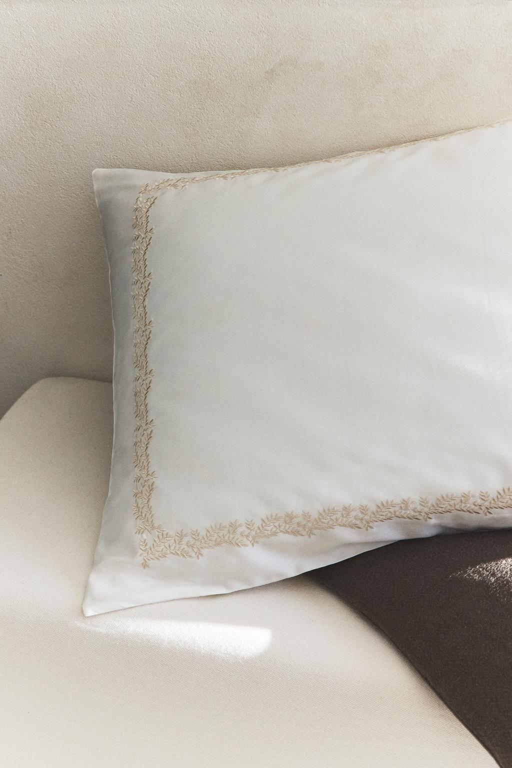 Наволочка из сатина с цветочным краем