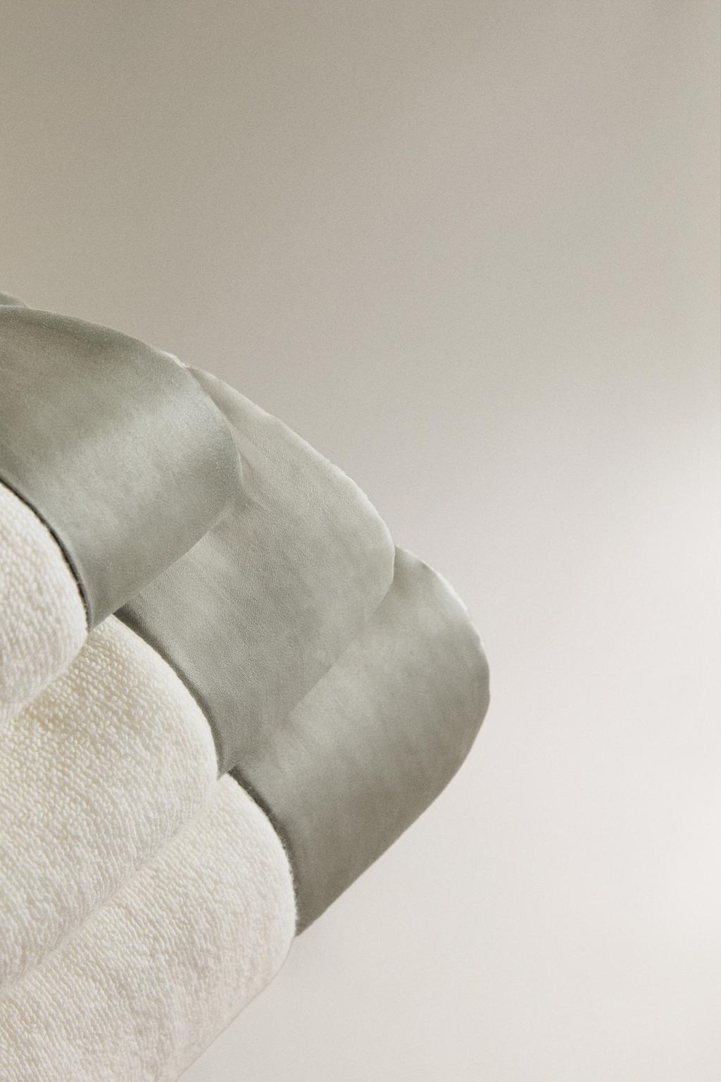 Полотенце для ванны с тканевой полосой