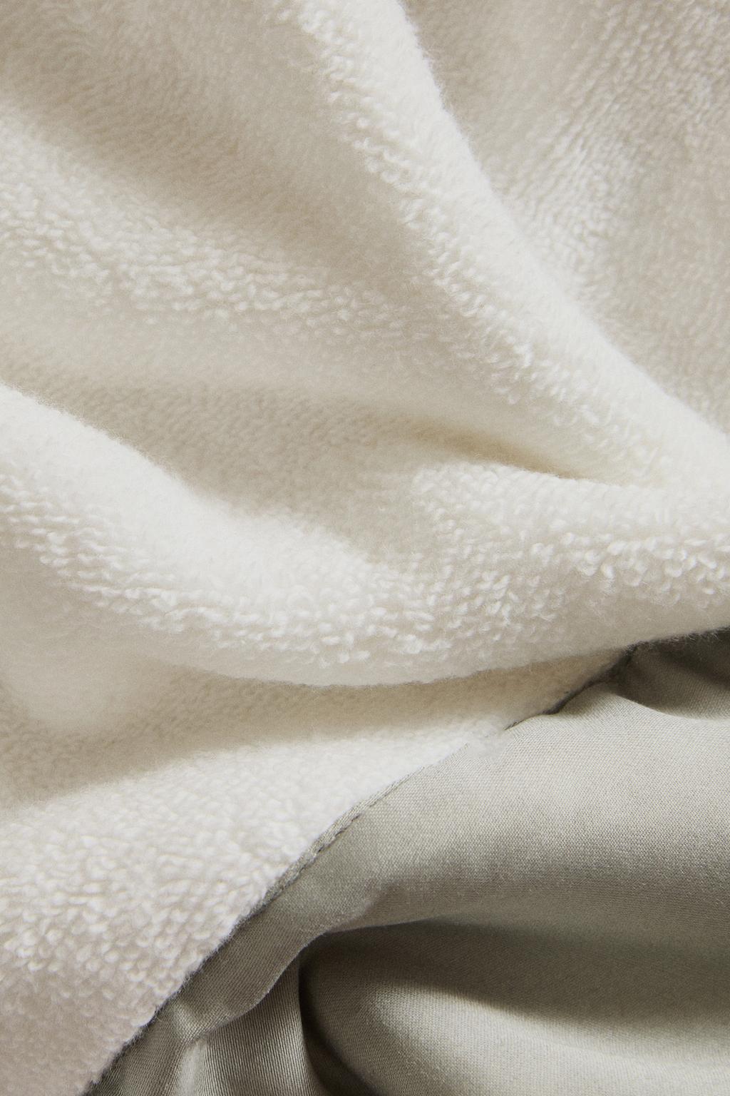 Полотенце для ванны с тканевой полосой