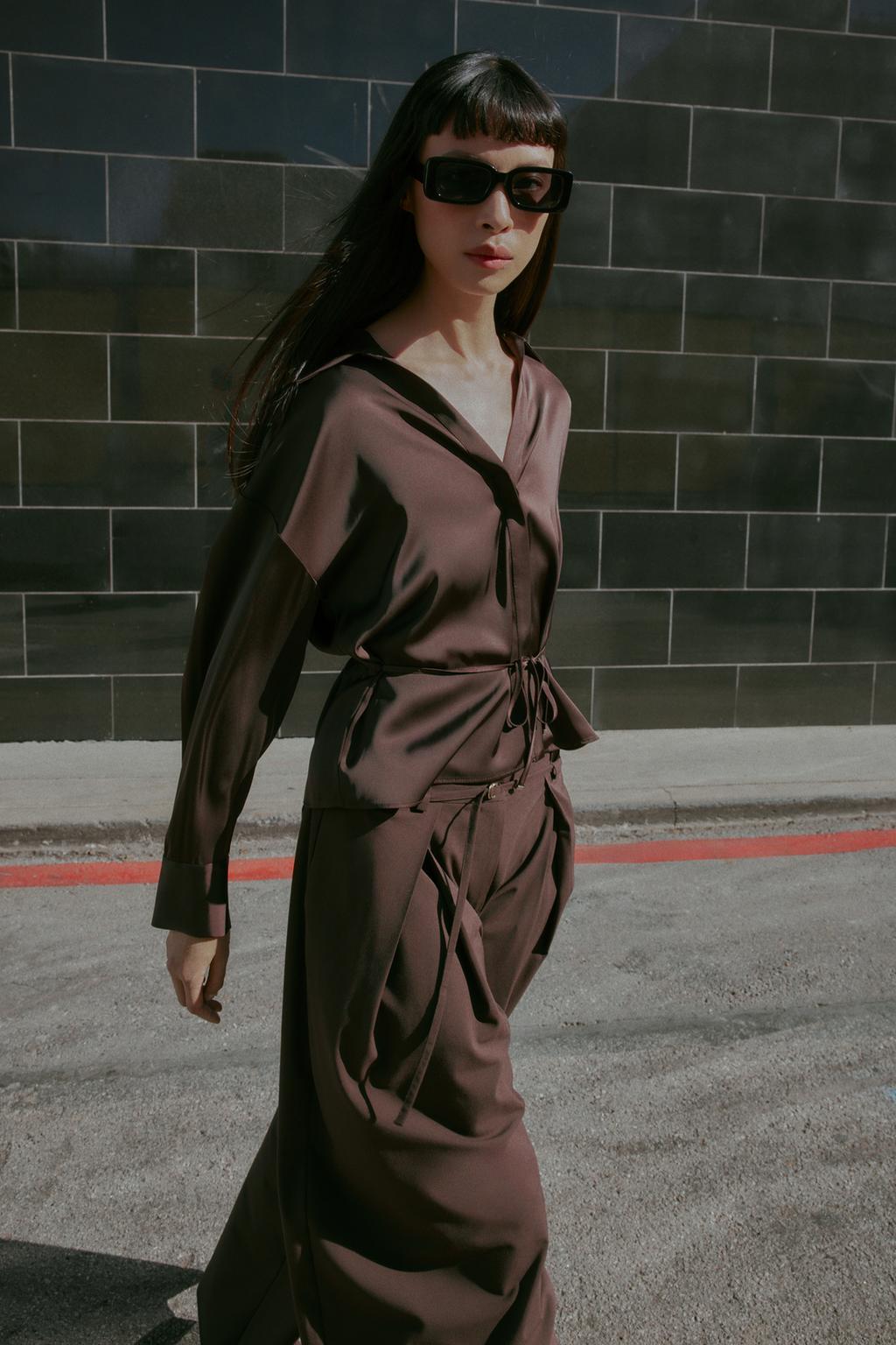 АТЛАСНАЯ БЛУЗКА С ПОЯСОМ