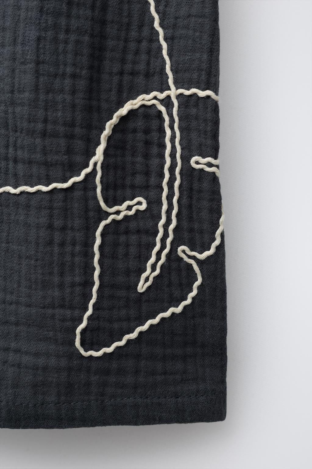 БЕРМУДЫ ТЕКСТУРНЫЕ С ВЫШИВКОЙ