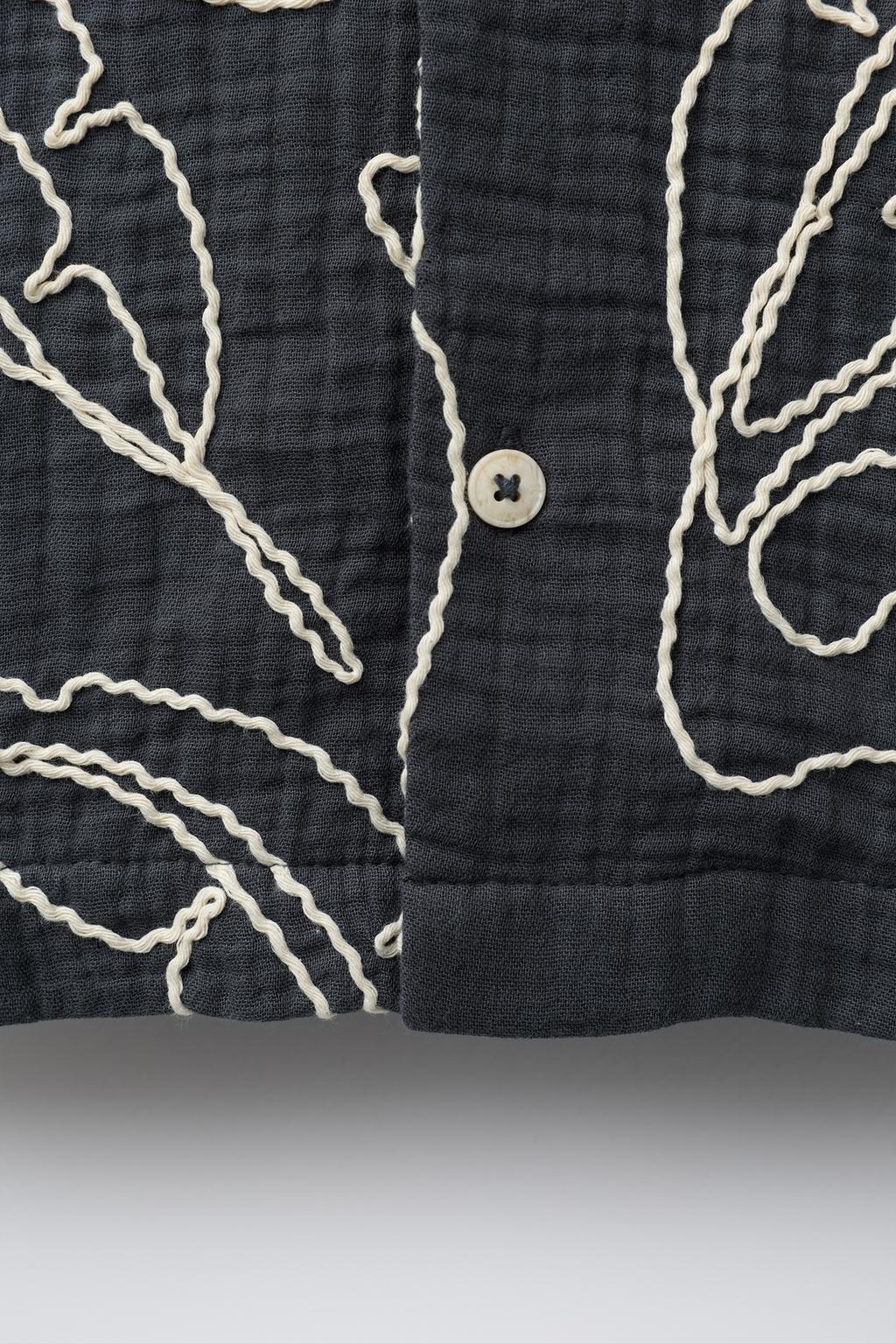 РУБАШКА ТЕКСТУРНАЯ С ВЫШИВКОЙ