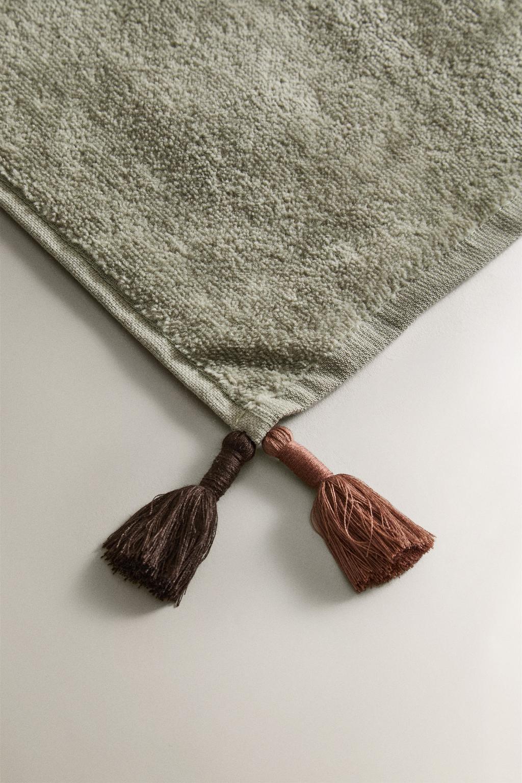 Велюровое полотенце для ванны с кисточками