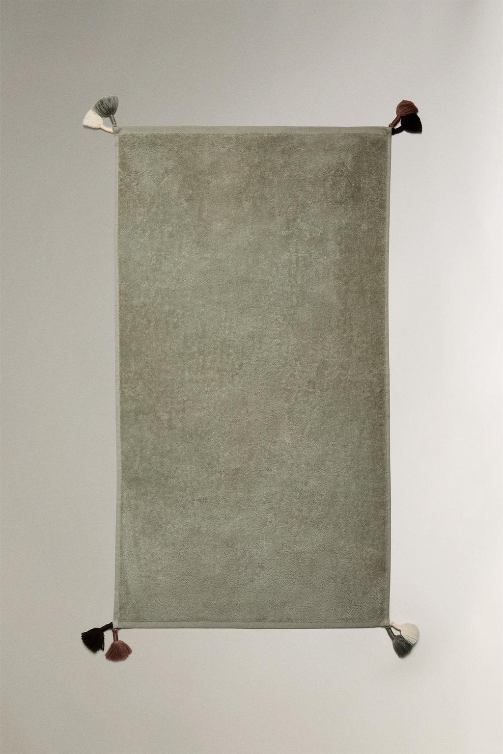 Велюровое полотенце для ванны с кисточками