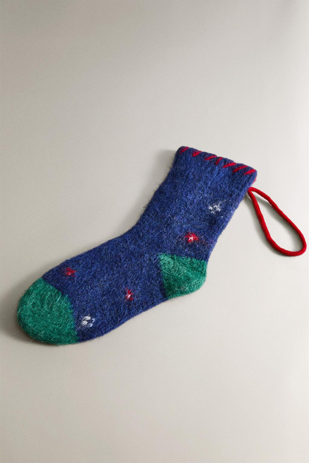 Носок с буквой n в качестве украшения на рождество