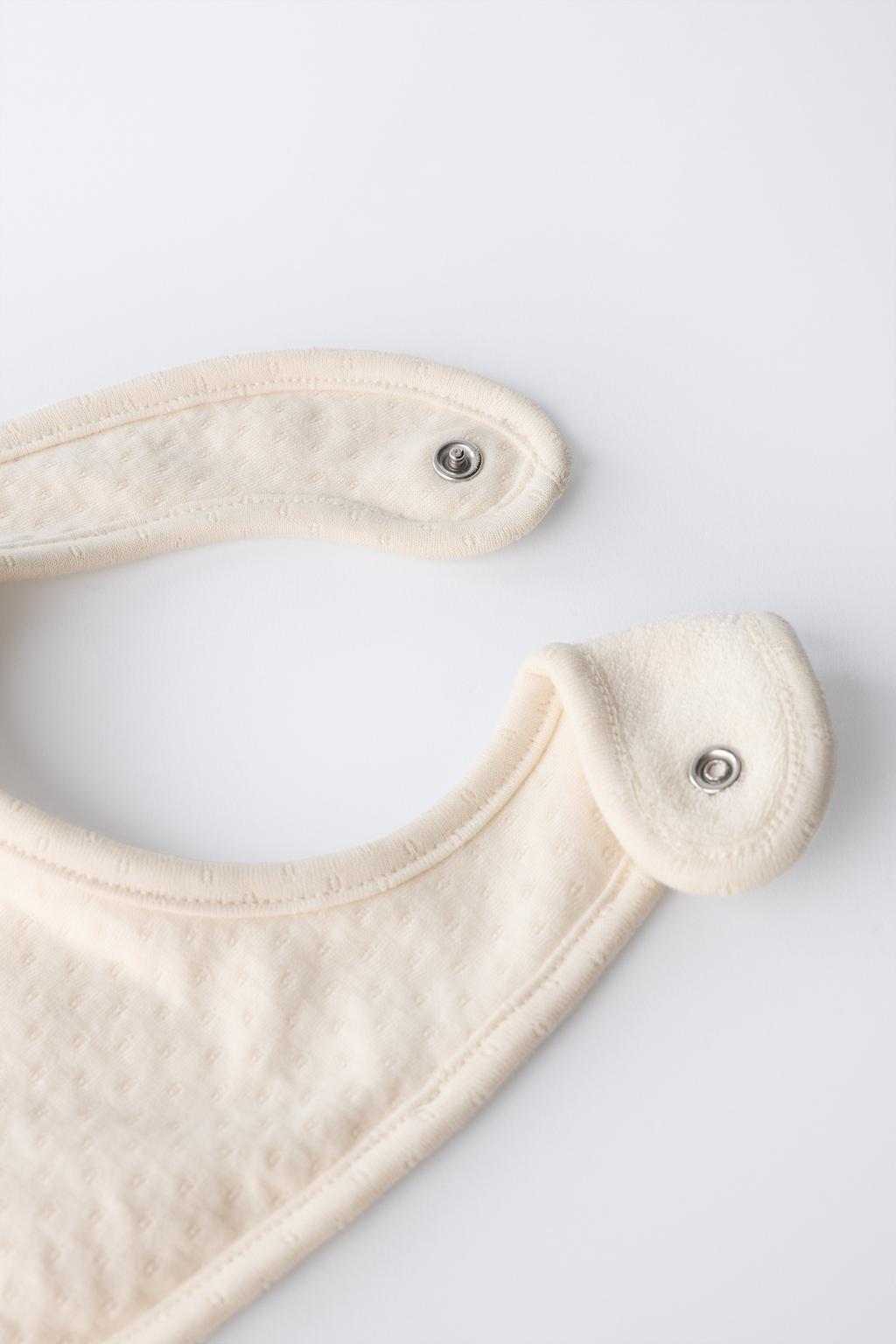 КОМПЛЕКТ ИЗ ШАПКИ И НАГРУДНИКА РЕЛЬЕФНОЙ ВЯЗКИ