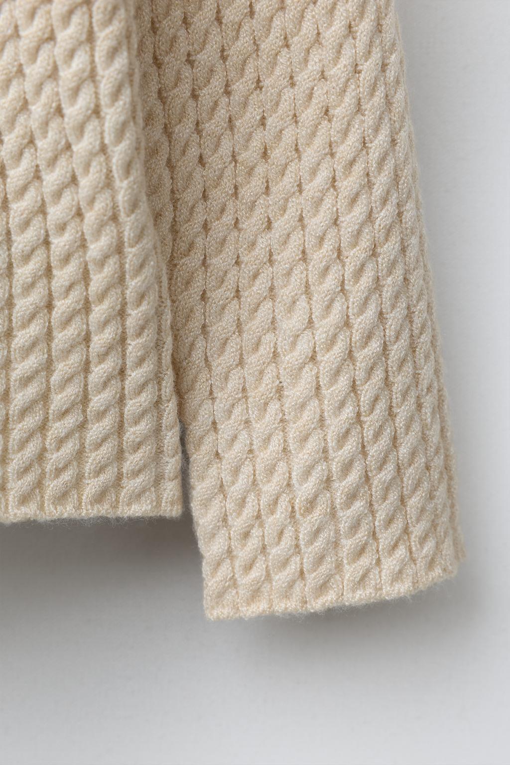 СВИТЕР С УЗОРОМ «КОСЫ»