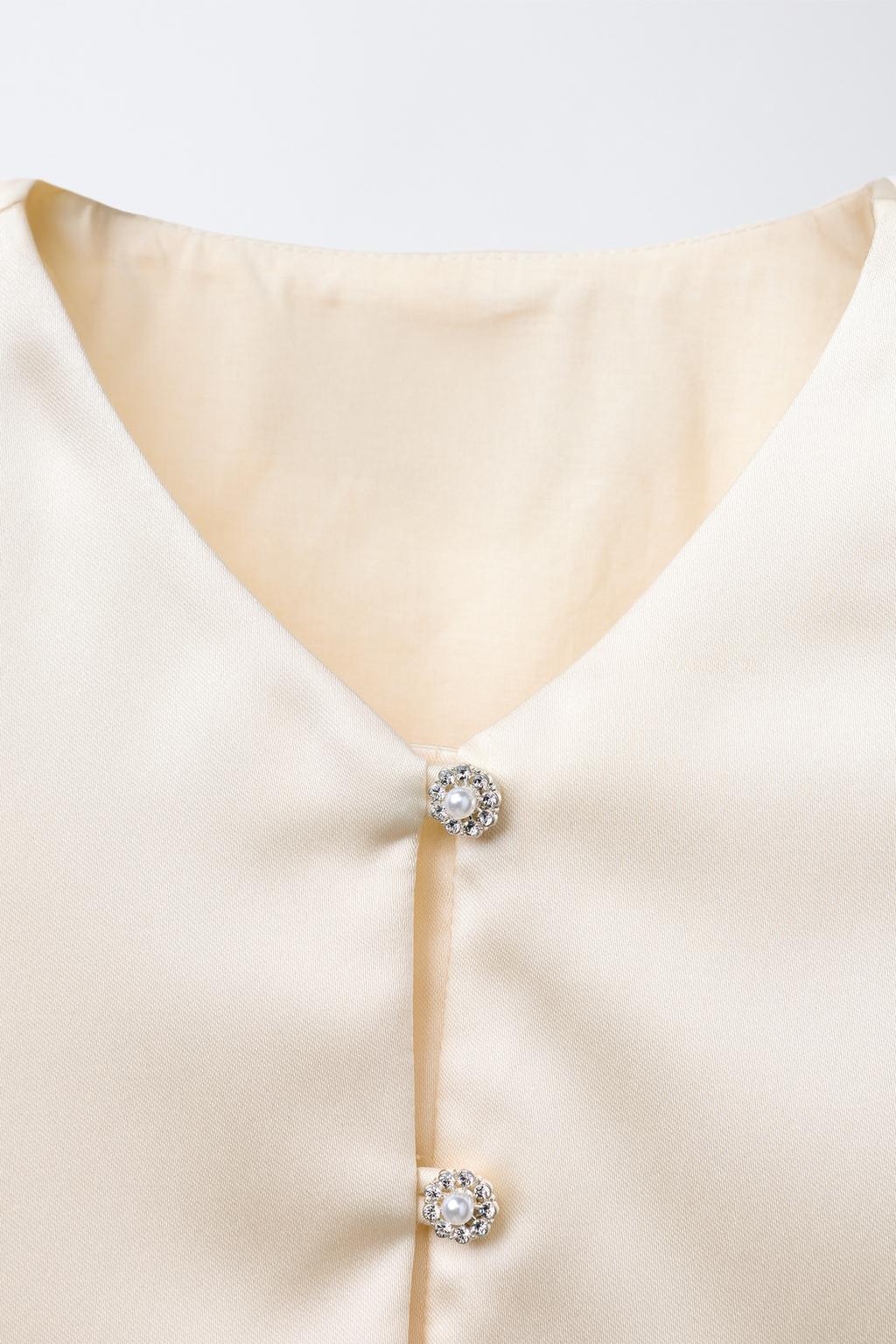 АТЛАСНЫЙ ЖИЛЕТ С ДЕКОРАТИВНЫМИ ПУГОВИЦАМИ