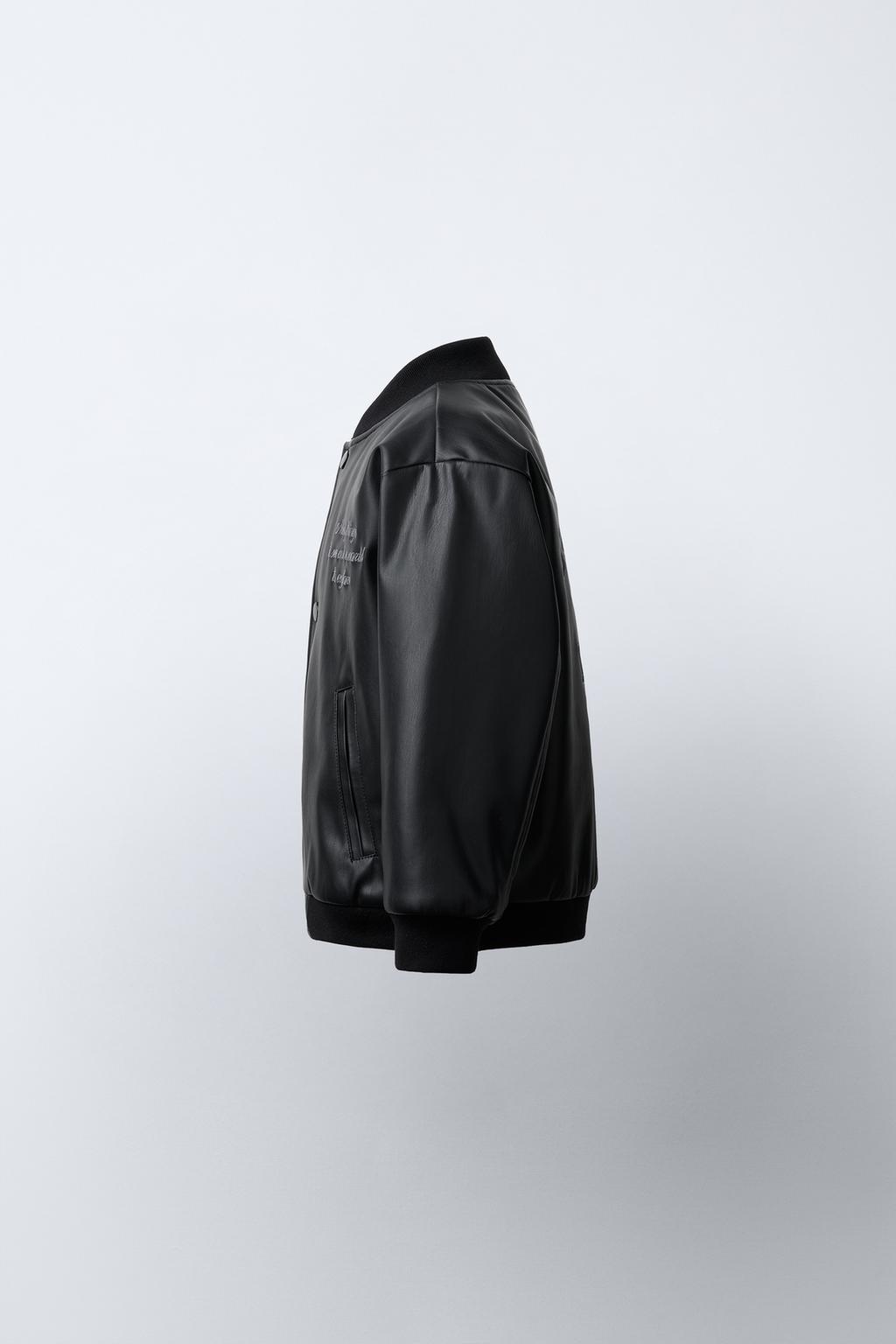 БОМБЕР ИЗ ИСКУССТВЕННОЙ КОЖИ С ВЫШИВКОЙ