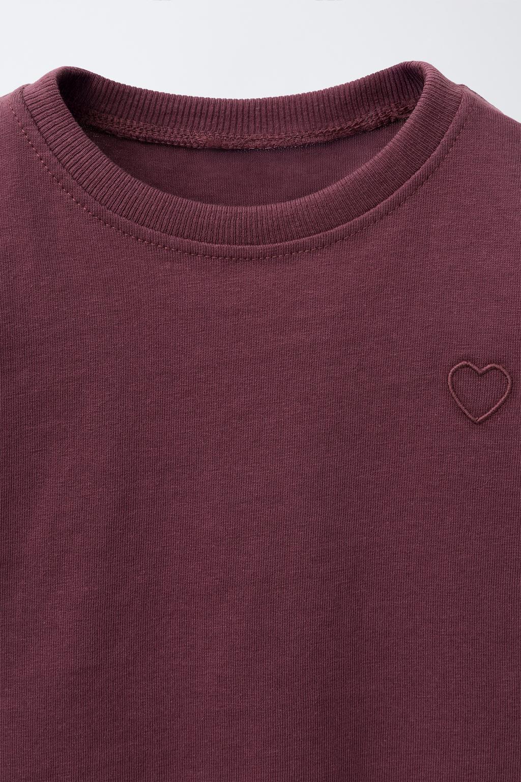 БАЗОВАЯ ФУТБОЛКА С ВЫШИТЫМ СЕРДЦЕМ