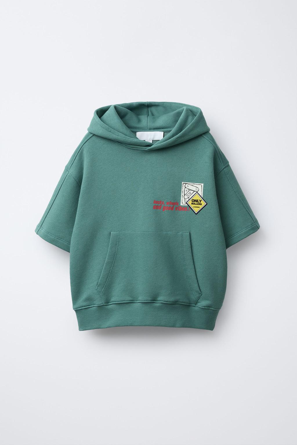 ТОЛСТОВКА С НАШИВКАМИ И КОРОТКИМ РУКАВОМ