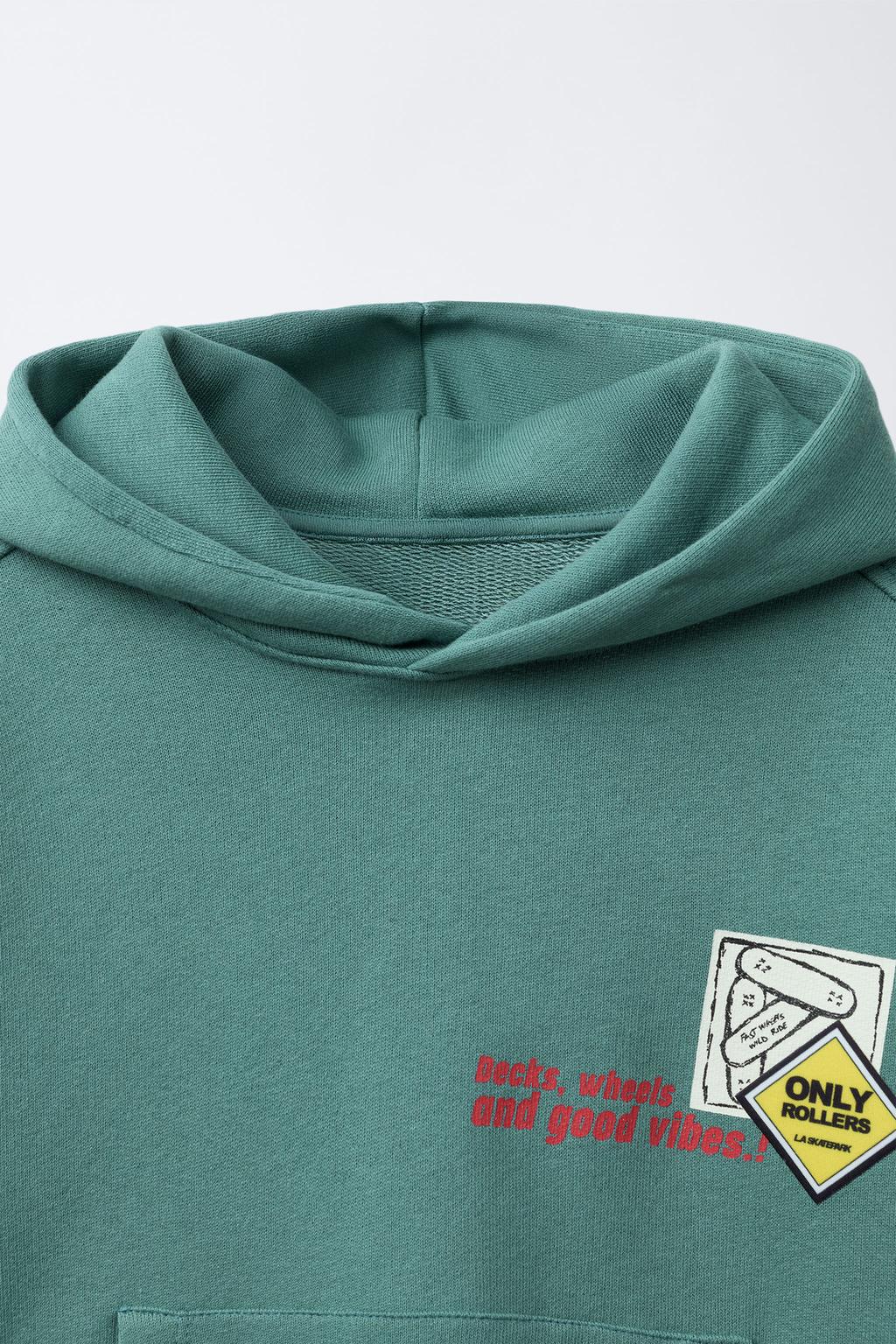 ТОЛСТОВКА С НАШИВКАМИ И КОРОТКИМ РУКАВОМ