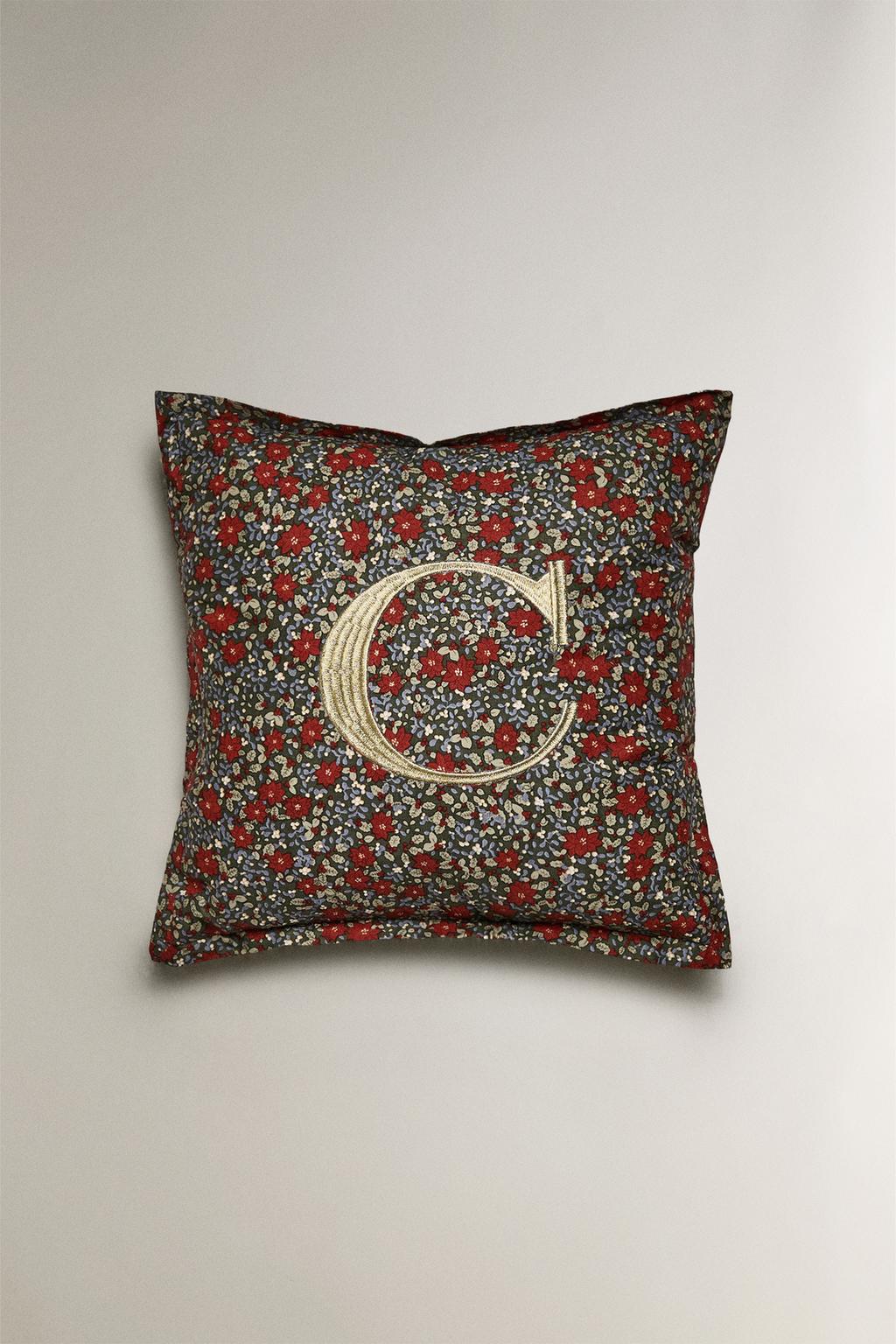 Рождественская подушка с цветочной буквой c