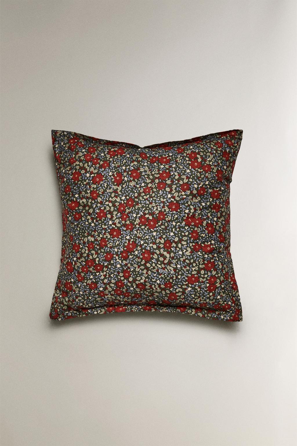 Подушка с буквой v и рождественским цветочным узором