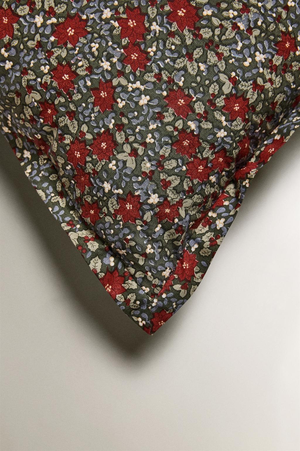 Подушка с буквой q и цветочным рождественским узором