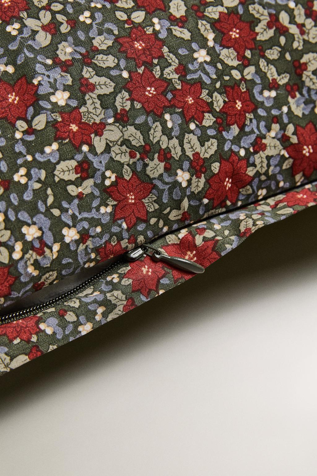 Подушка с буквой d и цветочным узором на рождество