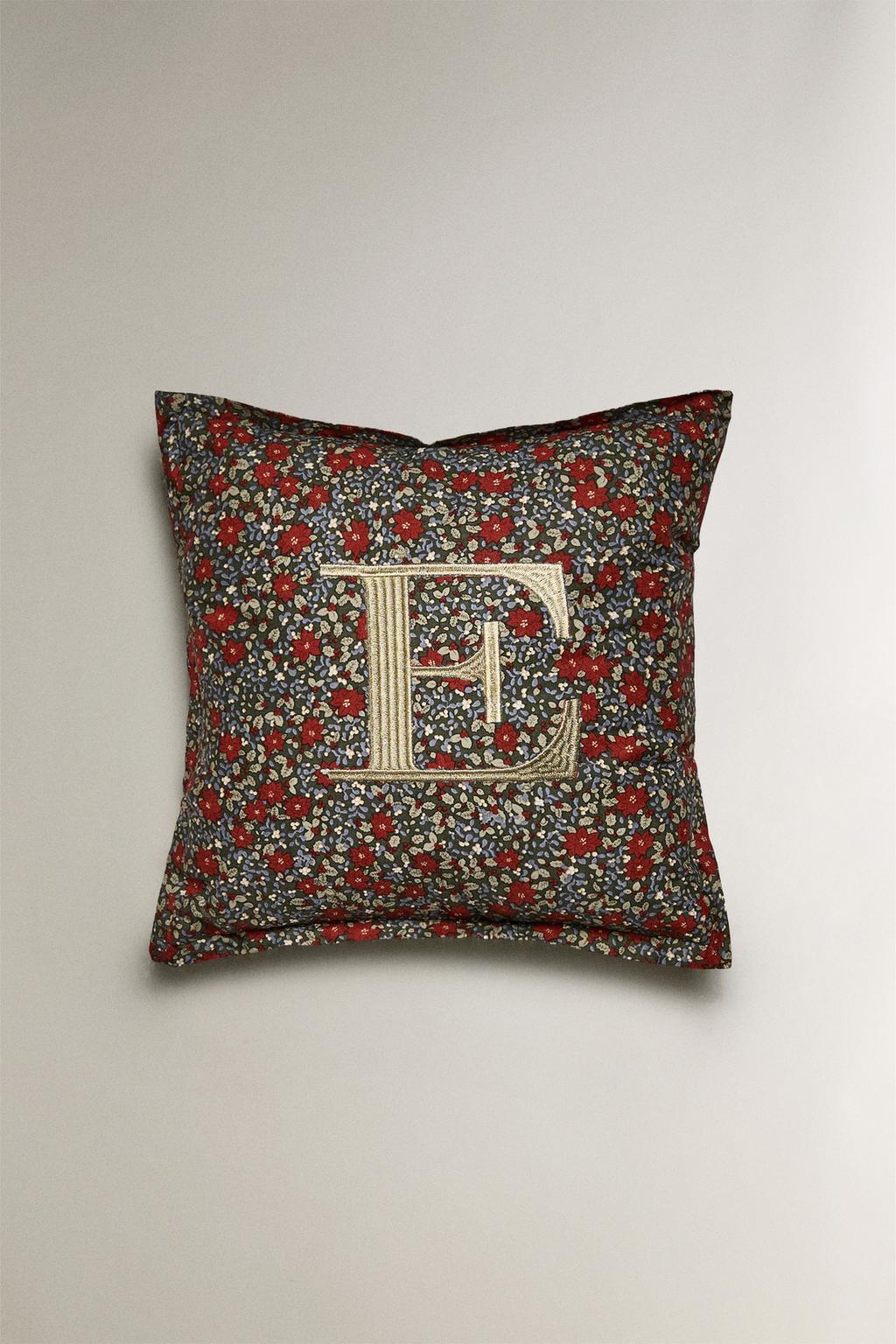 Подушка с буквой e и рождественским цветочным узором