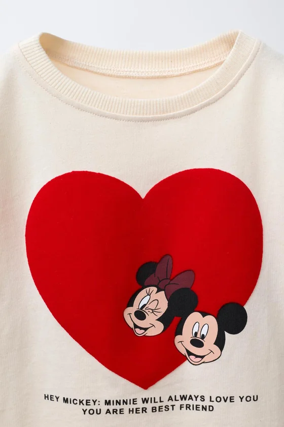 ФУТБОЛКА С СЕРДЦЕМ С РЕЛЬЕФНЫМ ПРИНТОМ MICKEY И MINNIE MOUSE © DISNEY