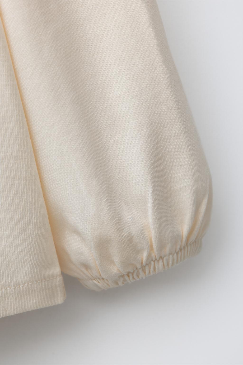 ФУТБОЛКА С ВЫШИВКОЙ И ОТЛОЖНЫМ ВОРОТНИКОМ