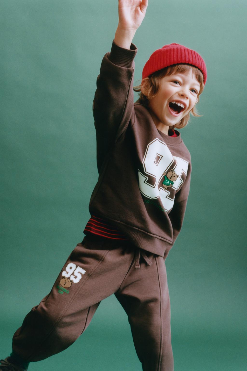 ТОЛСТОВКА С ВЫШИТОЙ ЦИФРОЙ И АНИМАЛИСТИЧЕСКИМ ПРИНТОМ