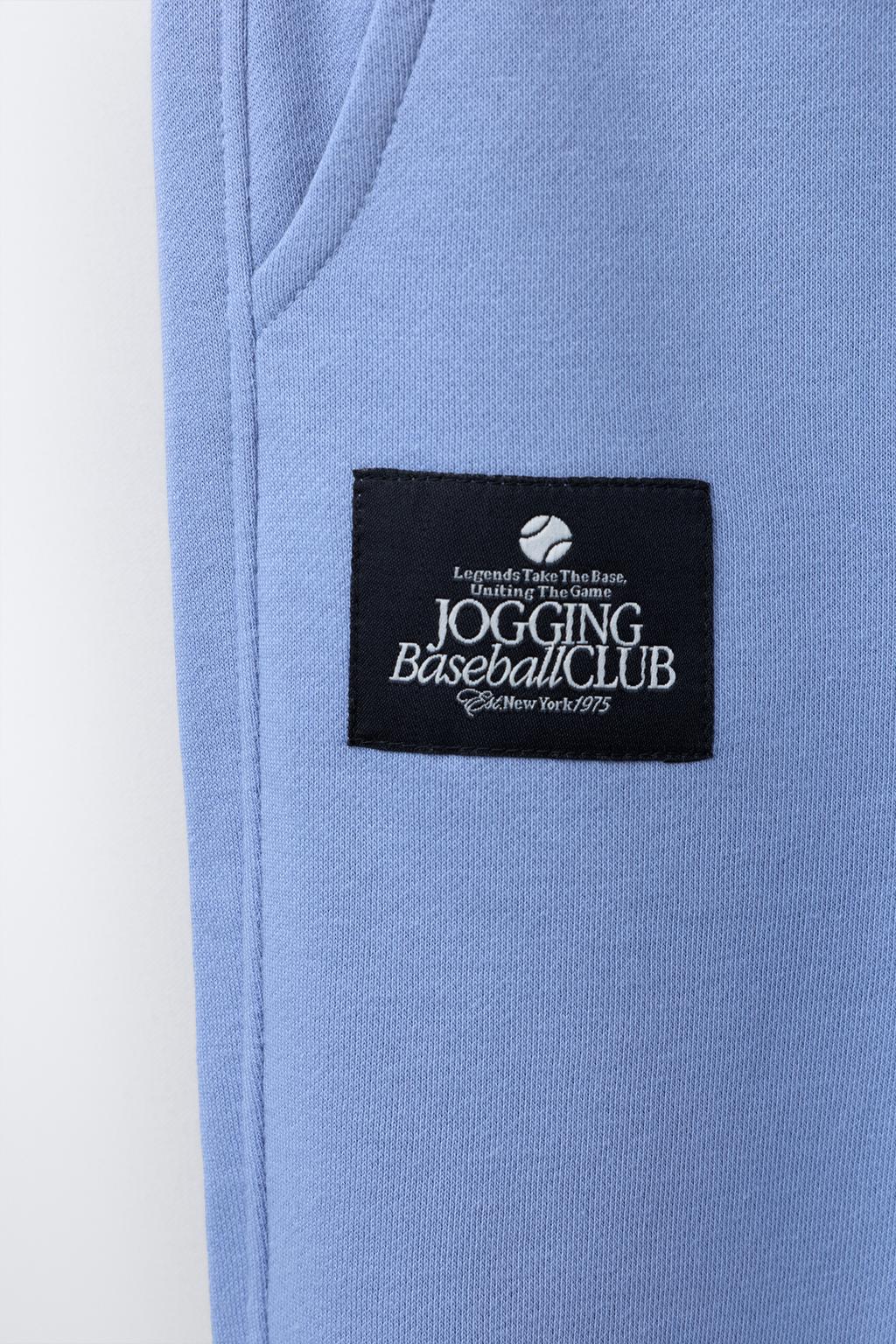 ДЖОГГЕРЫ ИЗ МЯГКОЙ ТКАНИ С ЭТИКЕТКОЙ