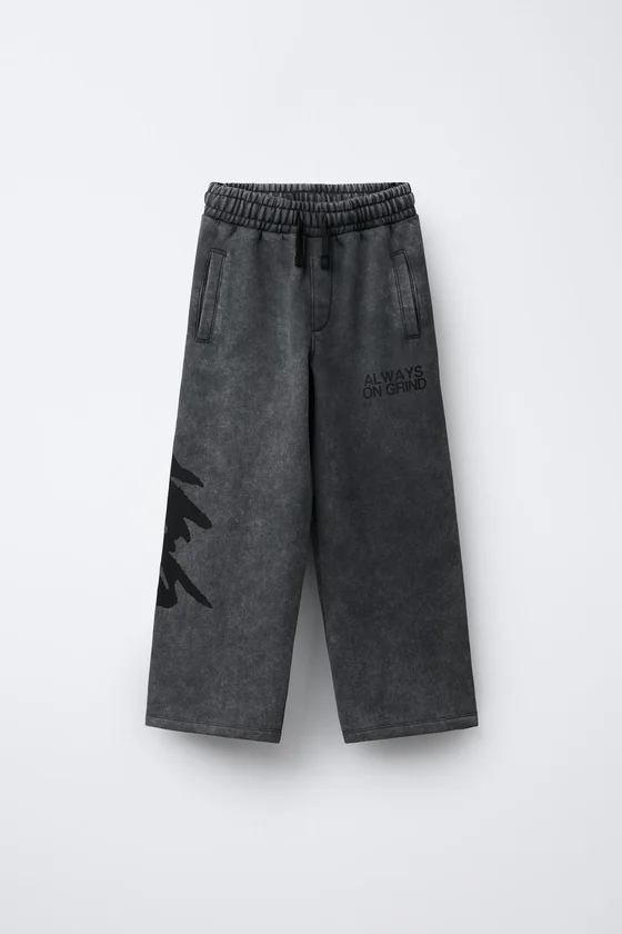 БРЮКИ WIDE LEG ИЗ МЯГКОЙ ТКАНИ С ЭФФЕКТОМ ПОТЕРТОСТИ И ГРАФФИТИ