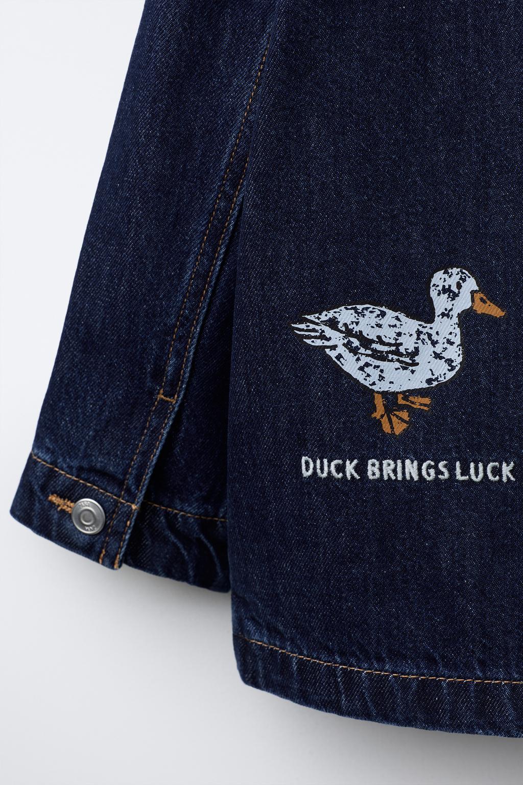 ДЖИНСОВАЯ КУРТКА С НАШИВКАМИ