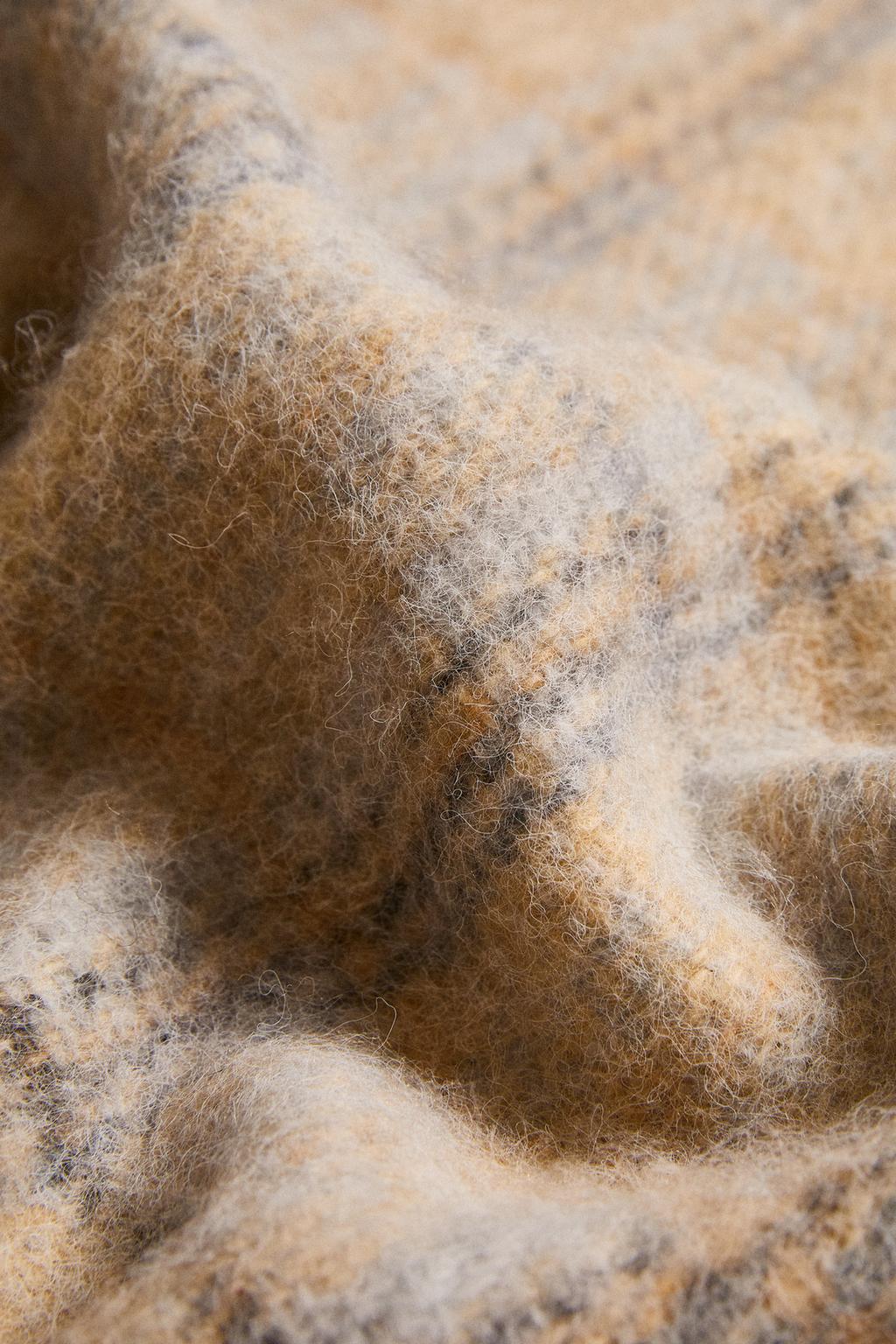 Декоративное плед с клетчатым узором