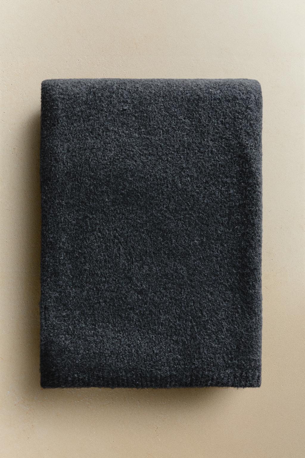 Плед из тонкой вязки