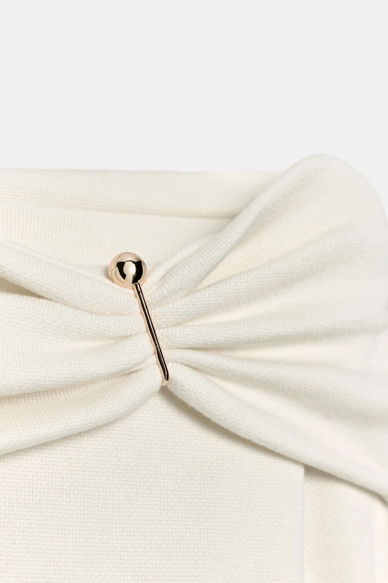 ТОП С ОТКРЫТЫМИ ПЛЕЧАМИ И ДЕТАЛЬЮ