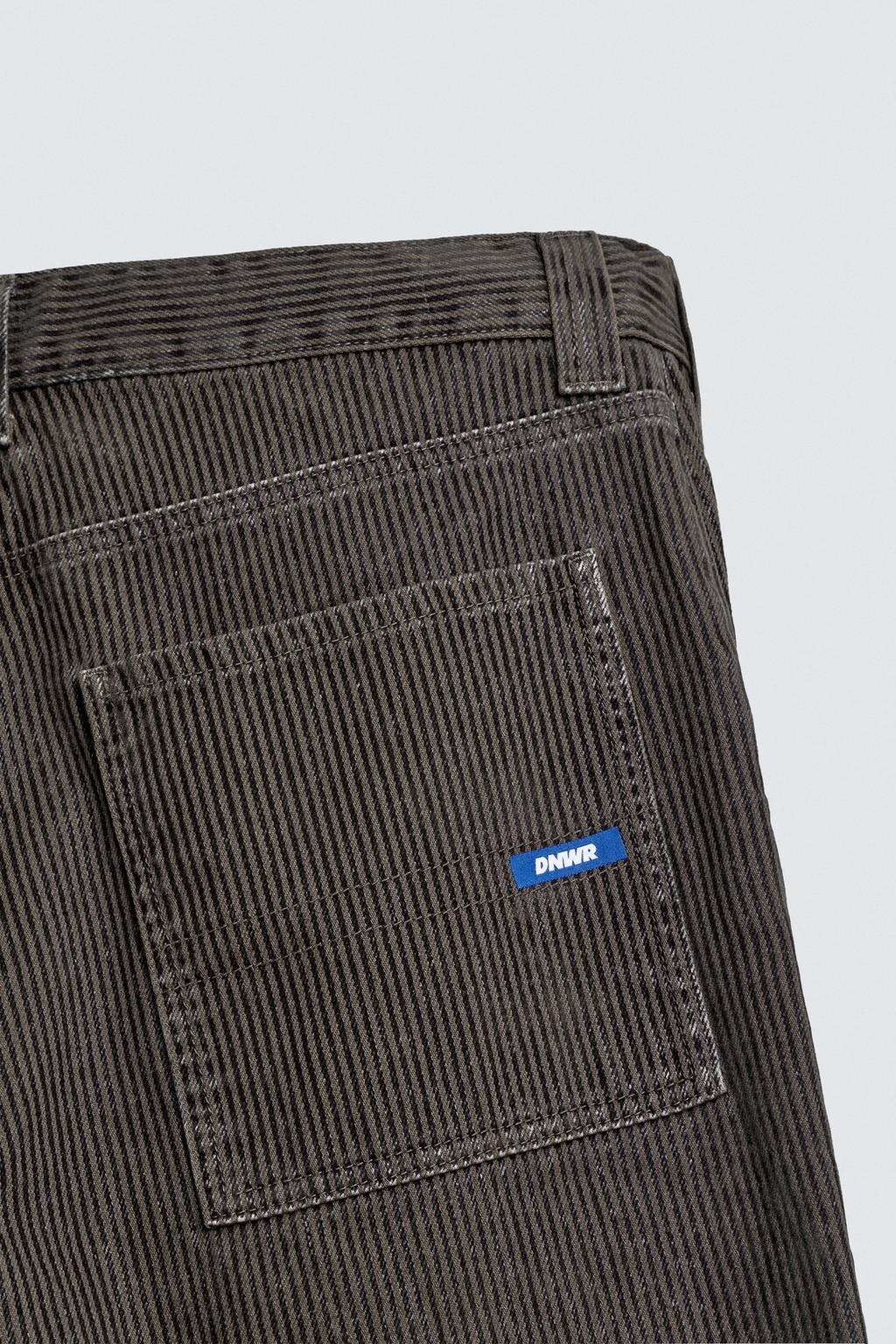 БРЮКИ RELAXED FIT С ФЛОКИРОВАННЫМИ ПОЛОСКАМИ