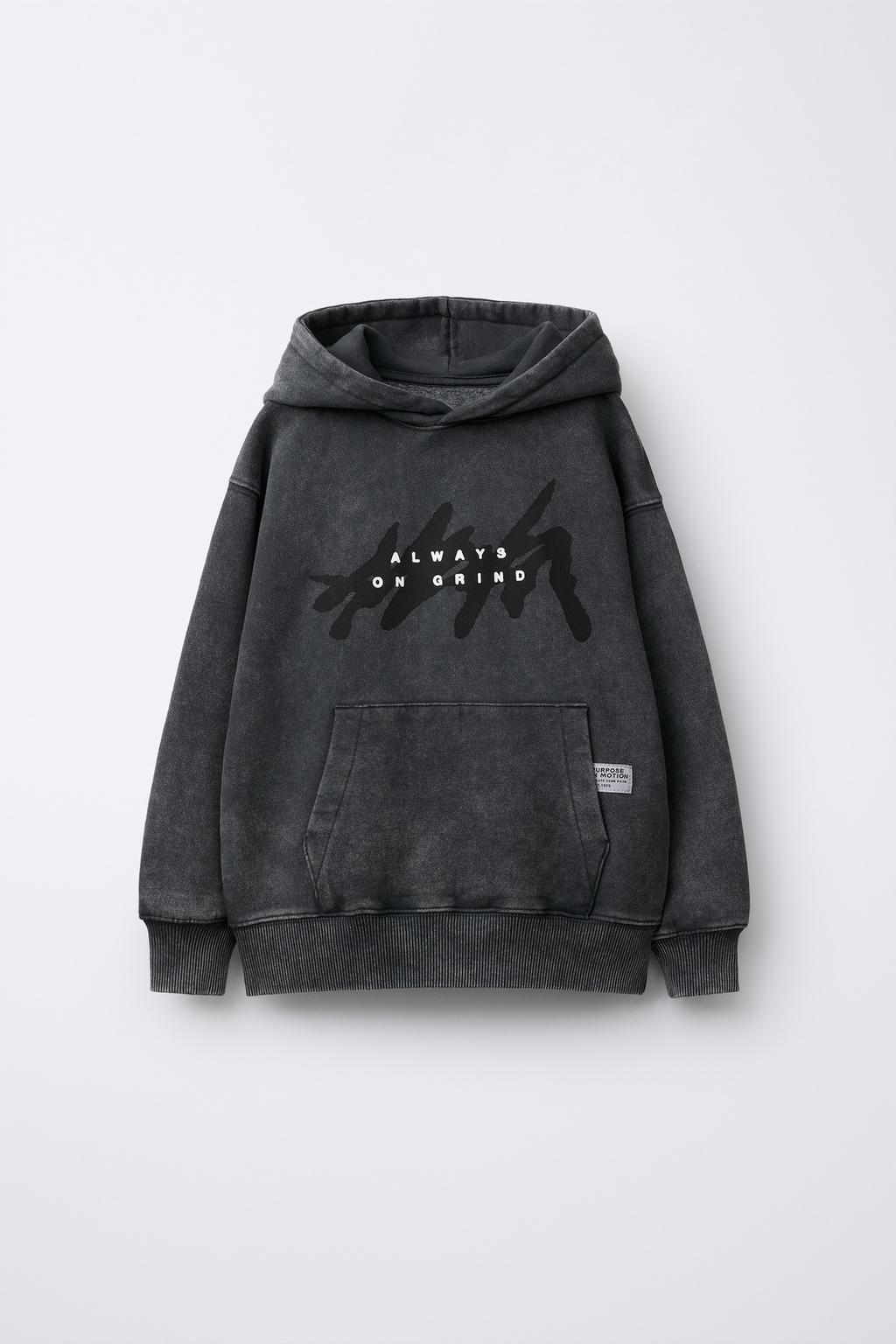 ХУДИ С ЭФФЕКТОМ ПОТЕРТОСТИ И ПРИНТОМ «ГРАФФИТИ»