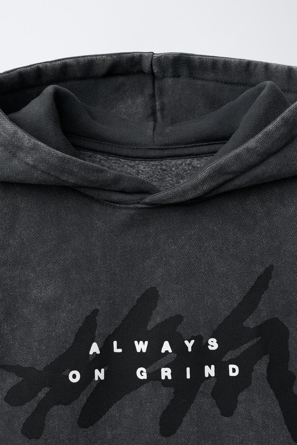 ХУДИ С ЭФФЕКТОМ ПОТЕРТОСТИ И ПРИНТОМ «ГРАФФИТИ»