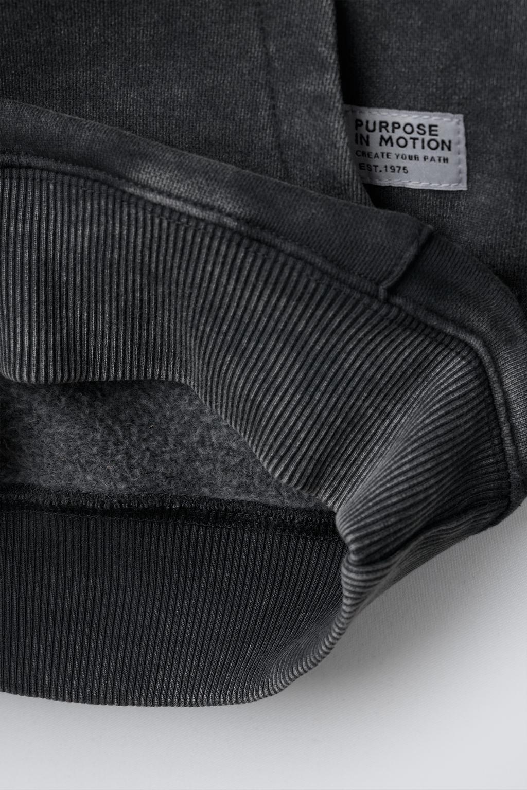 ХУДИ С ЭФФЕКТОМ ПОТЕРТОСТИ И ПРИНТОМ «ГРАФФИТИ»