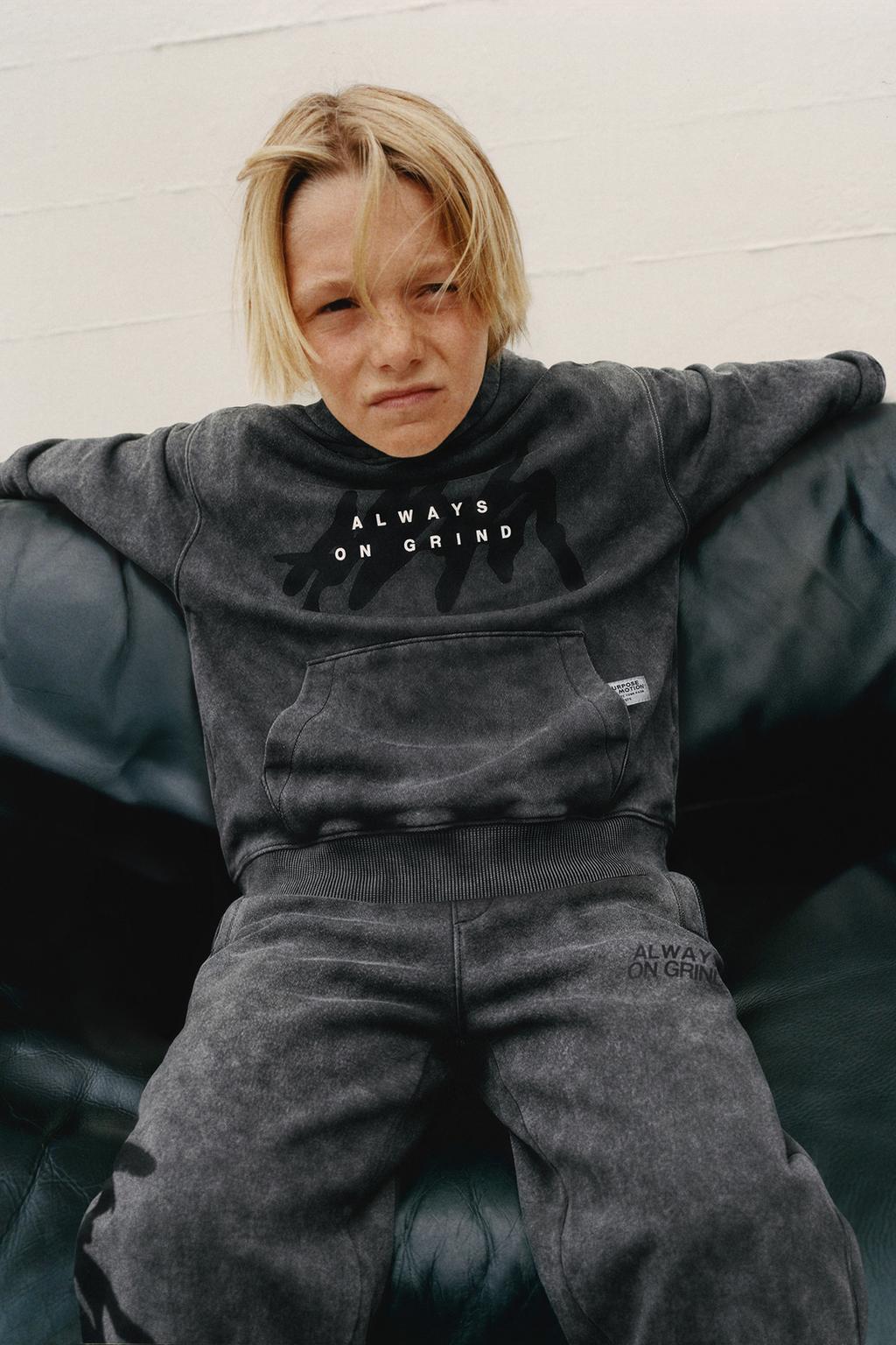 ХУДИ С ЭФФЕКТОМ ПОТЕРТОСТИ И ПРИНТОМ «ГРАФФИТИ»