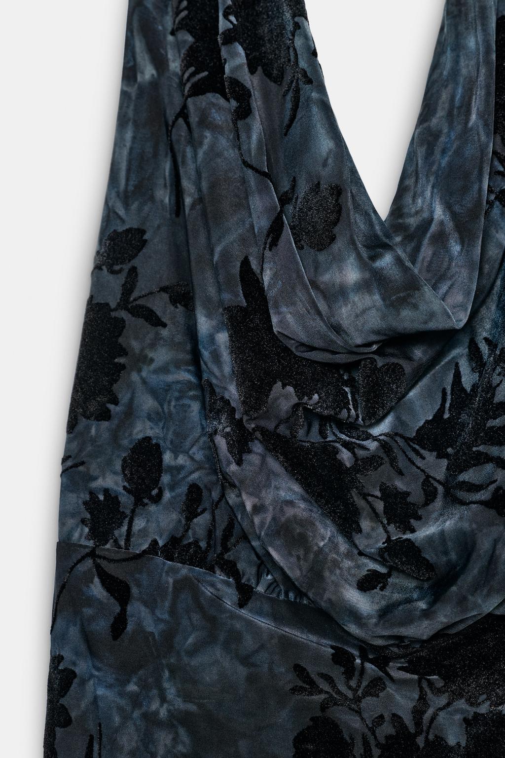 ПЛАТЬЕ С ГОРЛОВИНОЙ ХАЛТЕР И ФЛОКИРОВАННЫМ УЗОРОМ