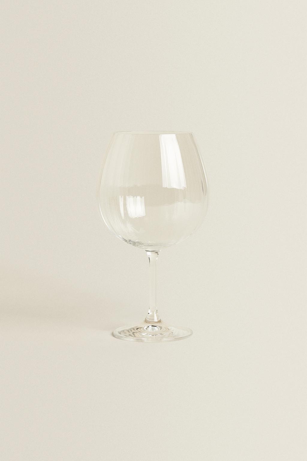 Бокал для вина с поднятым кристаллическим узором