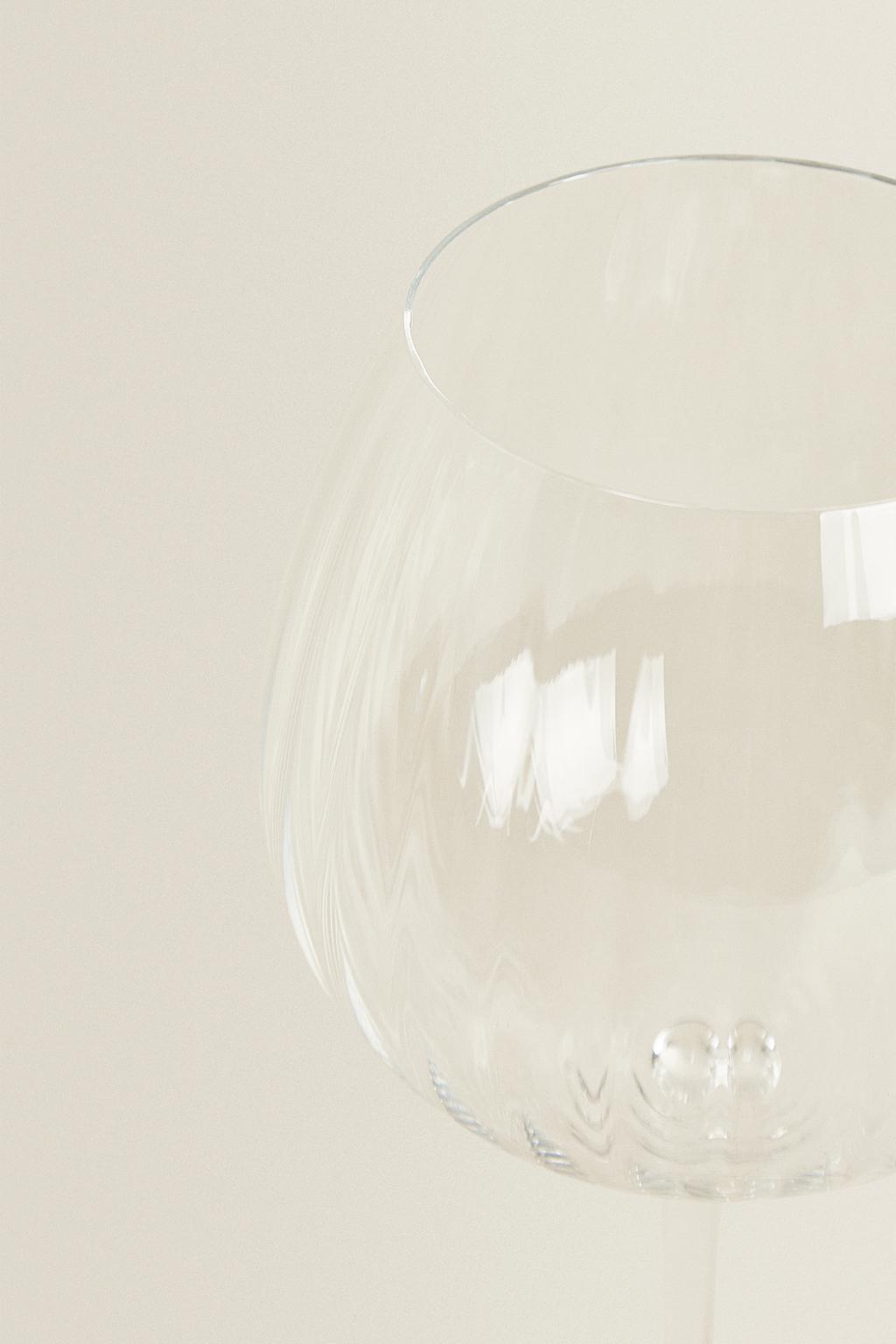 Бокал для вина с поднятым кристаллическим узором