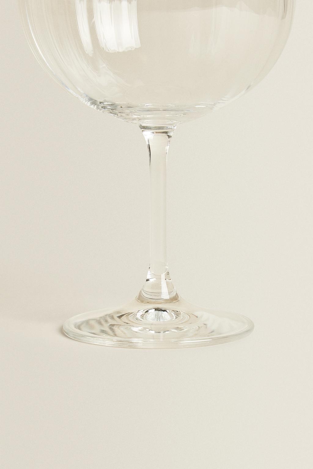 Бокал для вина с поднятым кристаллическим узором